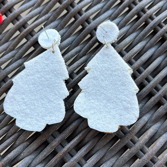 White Christmas tree earrings with beads - Picture 4 of 4